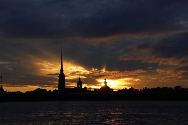 Zonsondergang over de Peter en Paulus vesting in Sint-Petersburg. Twilight — Stockfoto