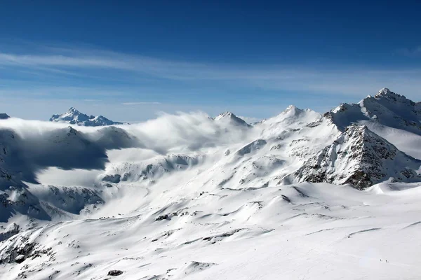 Snowy Mountains in de wolken blauwe hemel Elbroes Kaukasus — Stockfoto