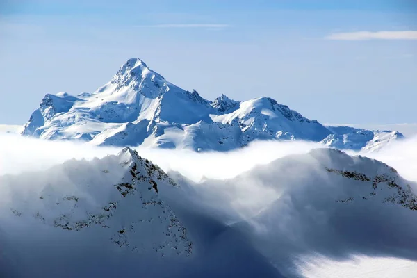 Kafkasya Elbrus karlı dağlar bulutlar mavi gökyüzü