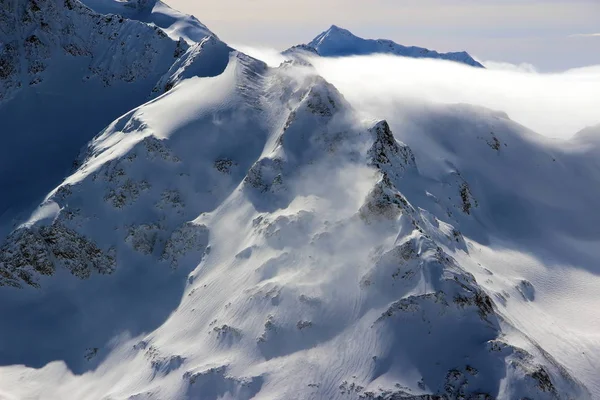 Montañas nevadas en las nubes cielo azul Cáucaso Elbrus — Foto de Stock