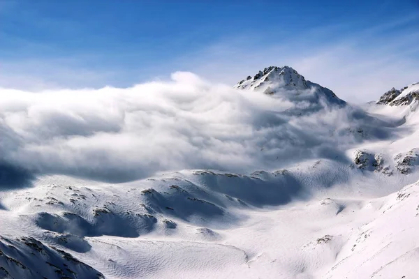 Snowy Mountains i molnen blå himmel Kaukasus Elbrus — Stockfoto