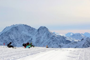 snowboard kar Elbrus Kafkasya eteklerinde oturmak
