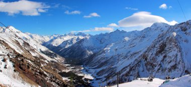 Kafkas Dağları'nın karlı zirveleri