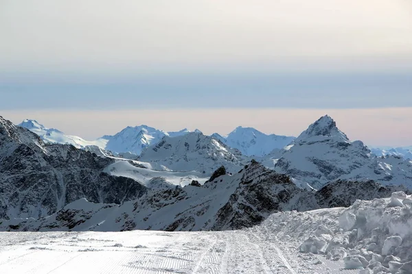 Los Picos Nevados Las Montañas Del Cáucaso —  Fotos de Stock