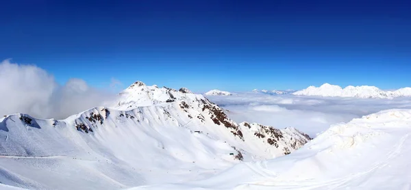 Montagne Innevate Tra Nuvole Cielo Blu — Foto Stock