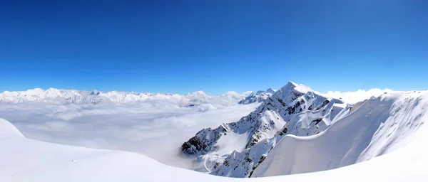 蓝天下的雪山 免版税图库图片