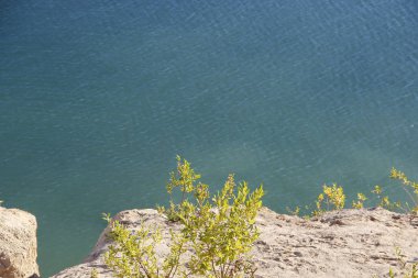 masmavi renk dik sahil su üstünde yüksek
