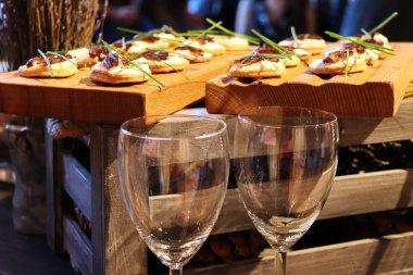 iki boş gözlük ve ahşap kutusunda çerezler ile natürmort