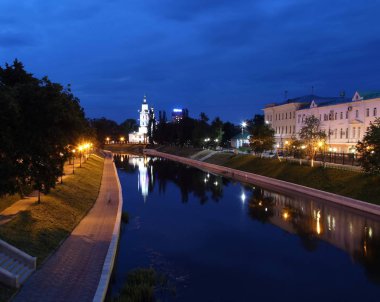 Gece nehir aydınlatmaları il şehir Kilisesi ile
