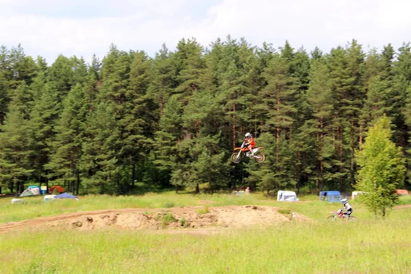 Mannen stunt hoppa Motocross motorcykel hög hastighet — Stockfoto