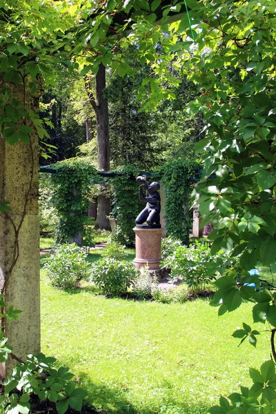 Yaz parkta yaşlı siyah heykeli — Stok fotoğraf