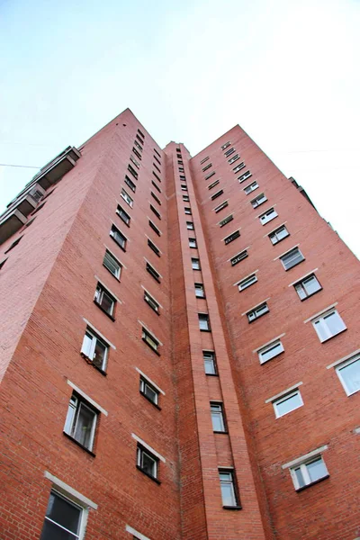 Edificio de ladrillo rojo oscuro que se extiende a un alto — Foto de Stock