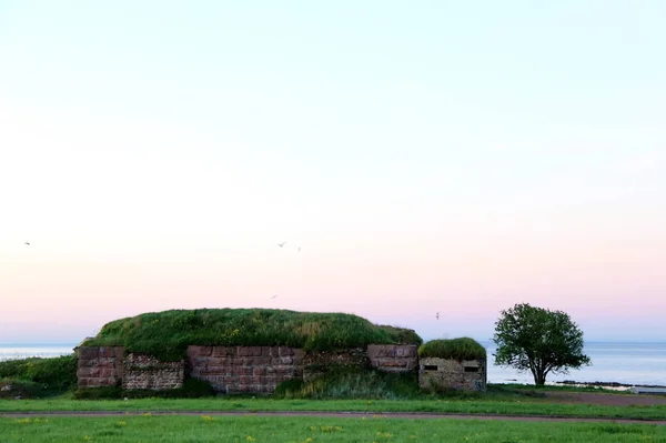 Dawnych fortyfikacji nad morzem na wschód słońca — Zdjęcie stockowe