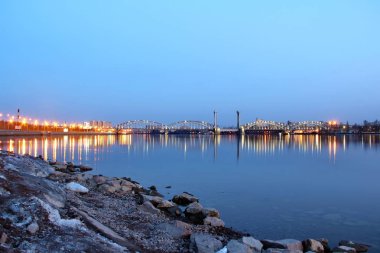 günbatımı Neva Nehri'nde ışıklı Demiryolu Köprüsü