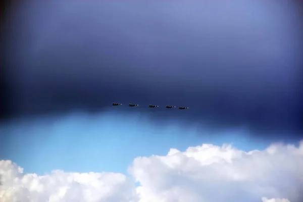 Пять реактивных истребителей в небе на фоне дождевой облачности — стоковое фото