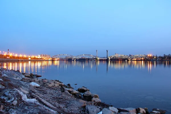 günbatımı Neva Nehri'nde ışıklı Demiryolu Köprüsü