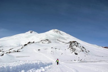 bir snowboard renkli elbiseli kız dağıdır