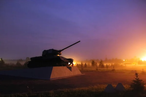 sis ve sarı ışık gece eski tank