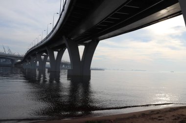 sis fütüristik görünümü ile geniş nehir üzerinde iki dolambaçlı otoyol köprüler