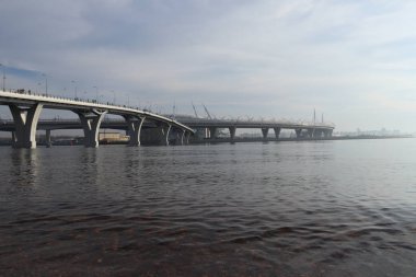 sis fütüristik görünümü ile geniş nehir üzerinde iki dolambaçlı otoyol köprüler