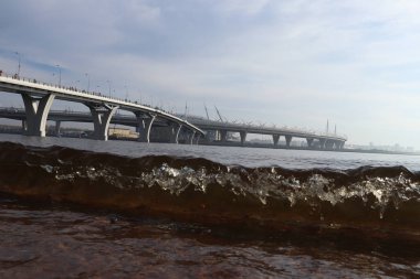 sis fütüristik görünümü ile geniş nehir üzerinde iki dolambaçlı otoyol köprüler
