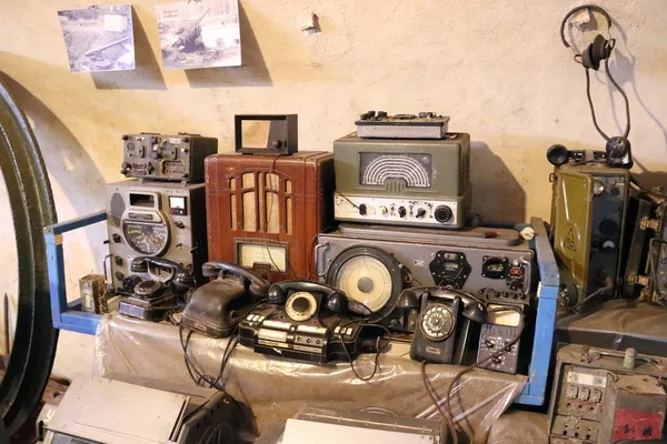 Alte Telefone, Radios und Radiosender auf dem Tisch — Stockfoto