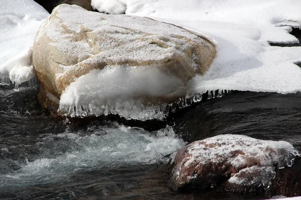 Pequena montanha rápida rio inverno neve na costa — Fotografia de Stock