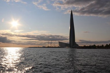 Körfezde büyük granit taşları parlayan modern gökdelen.