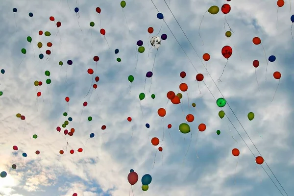 mavi gökyüzünde çok renkli balonlar bol