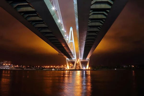 夜晚，河上有一座巨大的斜拉桥，灯火通明 — 图库照片