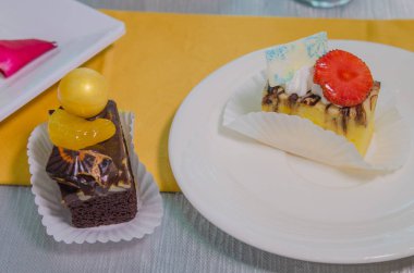 Pasta masaya parçalar halinde kesilmiş.