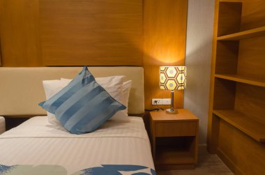 Yatak ve yastık ve lamba modern yatak odasında.