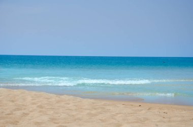 Manzara ve mavi dalgalar deniz. Phuket Tayland.