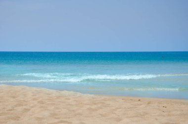 Manzara ve mavi dalgalar deniz. Phuket Tayland.