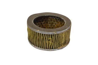 Beyaz bir arka plan üzerinde kirli hava filtresi.