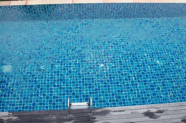 热带度假村的游泳池美丽 — 图库照片