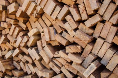 Çam işleme tesisi kazık. Ahşap Çam kereste üretim mobilya üretim için yığılmış