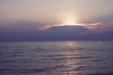 Doğal deniz ve akşam gün batımını gökyüzüne. Sesi vintage pastel