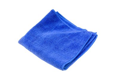 Beyaz arkaplanda mavi mikrofiber kumaş..