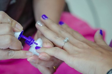 Güzel closeup kadın el tırnak salonu güzellik boyalı.