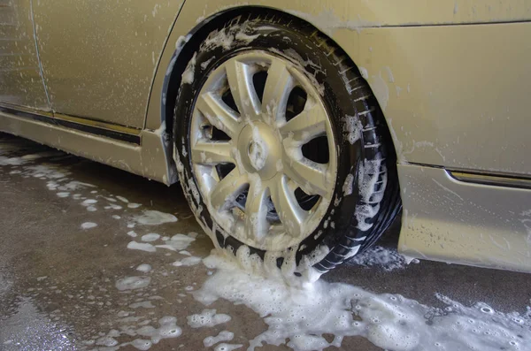 洗車の泡で洗車 — ストック写真