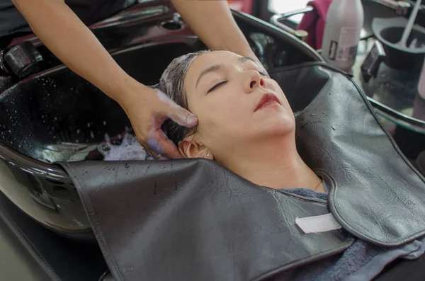 Beautiful Asian Girl Washing Hair Salon — Stock Photo, Image