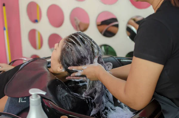 Beautiful Asian Girl Washing Hair Salon — Stock Photo, Image