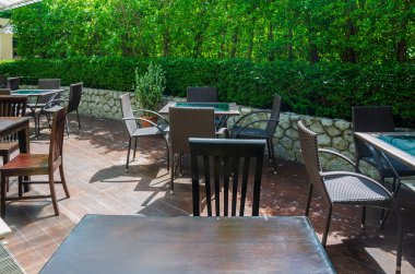 Masa ve sandalyeler bahçede.