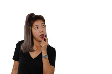 Beyaz arka plan üzerinde siyah gömlek giymiş güzel Asyalı kız