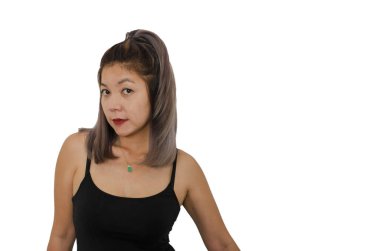 Beyaz arka plan üzerinde siyah gömlek giymiş güzel Asyalı kız