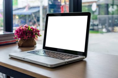 ahşap masa laptop boş ekran