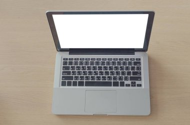 ahşap masa laptop boş ekran