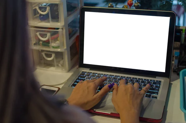 Mulher Trabalhando Escritório Mão Teclado Computador — Fotografia de Stock