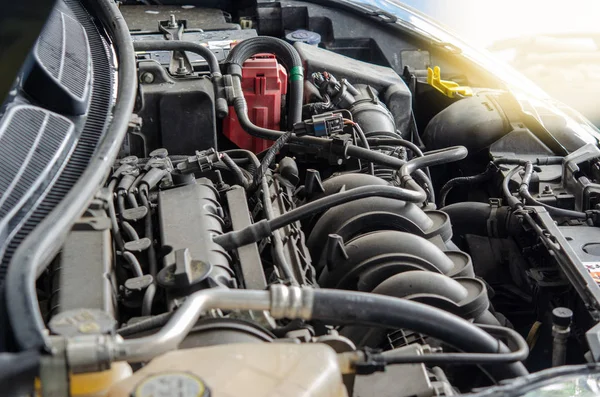 Arabanın motoru içinde kirli detay.